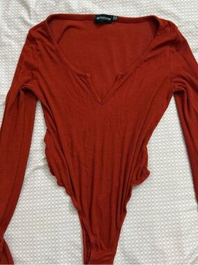 PrettyLittleThing Rust Ribbed Long-Sleeve V-Neck Bodysuit - US 8